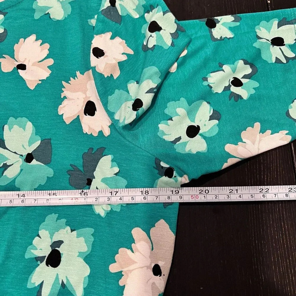 Elle Size Medium Peplum Top Green Floral Pattern 3/4 Sleeve Flowy Stretch - Picture 8 of 9
